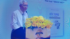 Giáo sư Huỳnh Như Phương nhận giải Sách hay 2024 với “Ước vọng học đường”