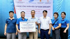 Ông Nguyễn Nam Giang – PCT Công đoàn Công ty Cổ phần Gemadept trao bảng tượng trưng hỗ trợ sinh kế cho người dân các tỉnh phía Bắc bị thiệt hại do bão số 3 (bão Yagi)