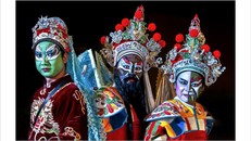 “Sắc màu trong hát bội” của Nghệ sĩ nhiếp ảnh Hồng Nga