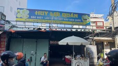 Bên ngoài nhà cụ Vương ở 11 Nguyễn Thện Thuật, Q. Bình Thạnh được che khuất bởi bảng hiệu quán nhậu và người buôn bán trên vỉa hè. Ảnh: Thanh Kiều