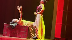 Dưới bóng giai nhân: Cảm tác thành công từ truyện Kiều!