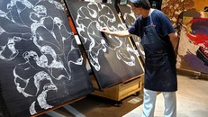 Họa sĩ Nguyễn Hoài Hương đang sáng tác. Ảnh: Nhân vật cung cấp