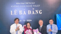 Các đại biểu tặng hoa tri ân ông, bà Lê Tất Luyện - Thụy Khuê