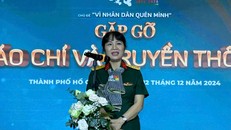 Đại tá Trịnh Tùng Lâm, Phó Giám đốc Trung tâm Phát thánh - truyền hình Quân đội, Tổng đạo diễn chương trình tại buổi gặp gỡ báo chí và truyền thông. Ảnh: GIẢN THANH SƠN