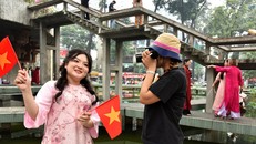 Bạn My My và Kiều Oanh chọn góc ảnh và ghi lại khoảnh khắc ngày cuối năm tại Hồ Con Rùa.. Ảnh: GIẢN THANH SƠN