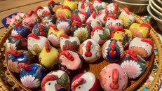 Những chú gà bằng gốm độc bản của họa sĩ Hà Hùng Dũng tại triển lãm Nhân ái được bán với giá 50 ngàn đồng/con 