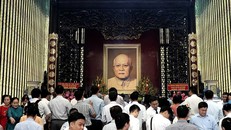 Ngày đầu khánh thành, rất nhiều cán bộ và nhân dân đến tham quan Bảo tàng Tôn Đức Thắng. Ảnh: GIẢN THANH SƠN