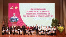 Chủ tịch Quốc hội tặng quà cho bà con, nhân dân và cán bộ chiến sĩ có hoàn cảnh khó khăn tại Yên Bái