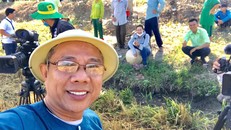 Nghệ sĩ Trung Dân trên phim trường