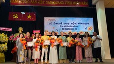 Hội Nhà văn TPHCM khen thưởng các hội viên có nhiều đóng góp trong năm 2024. Ảnh: Dương Đông