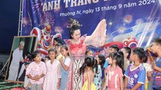 Hồng Phượng trong một lần hát trung thu vì trẻ em nghèo