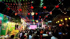 "Đường xuân Đặng Tất" về đêm. Ảnh: GIẢN THANH SƠN