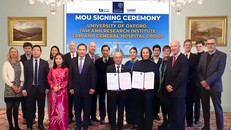 Ông Đỗ Minh Hùng, Đại sứ đặc mệnh toàn quyền Việt Nam tại Vương quốc Anh (hàng đầu tiên, thứ tư từ trái sang) khẳng định sự ủng hộ cho các hoạt động hợp tác quốc tế của các tổ chức khoa học Việt Nam với đối tác quốc tế, đặc biệt là hợp tác giữa Viện Nghiên cứu Tâm Anh (TAMRI), Hệ thống Bệnh viện Đa khoa Tâm Anh và Đại học Oxford - những đơn vị uy tín hàng đầu trong lĩnh vực của mình ở mỗi quốc gia. 