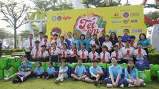 Ông Trần Hữu Đức, Trưởng phòng CSR (áo trắng, ngoài cùng bên trái), đại diện công ty Nutifood trao quà Tết cho trẻ em khó khăn tại chương trình