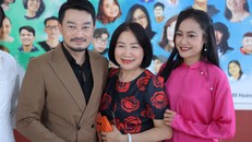 Trương Minh Quốc Thái (trái) và Hồng Ánh (áo dài) trở về Hoàng Thái Thanh trình diễn trích đoạn Rau răm ở lại sau thời gian dài xa sân khấu