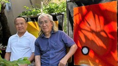 Cư sĩ Minh Đạt và nhà nghiên cứu Nhật Chiêu bên tác phẩm trong triển lãm Thổn thức thời gian