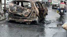 TP.HCM: Xe ô tô đang chạy thì cháy trơ khung, giao thông ùn ứ gần 5km