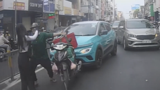 Hình ảnh người đàn ông đánh nữ tài xế taxi sau va chạm.