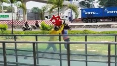 Nam bảo vệ nhà ga và tài xế công nghệ lao vào đánh nhau dữ dội.