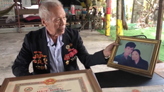 Ông Nguyễn Xuân Cử và gia đình phải dựng chòi ở tạm suốt từ năm 2022 đến nay.