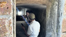 Ông Huỳnh Kim Ta tự hào dẫn du khách nước ngoài đi tham quan địa đạo.