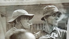 Chia nhau điếu thuốc lá khi đã làm chủ tình hình. 12h ngày 30/4/1975, tại ngã tư Hai Bà Trưng - Lý Chính Thắng Q1. Ảnh và chú thích: NGUYỄN ĐẠT