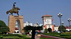 Tượng Trần Nguyên Hãn trước chợ Bến Thành của điêu khắc gia Nguyễn Thanh Thu