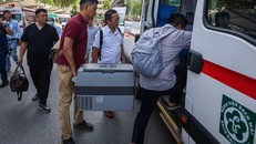 Bác sĩ Dũng (ở giữa) trong một lần vận chuyển tim xuyên Việt.