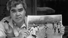 Nick Út tác phẩm "Em bé Napalm". Ảnh: AFP