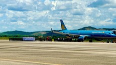 Chuyến bay chở linh cữu Nguyên Chủ tịch nước Trần Đức Lương đáp xướng sân bay Chu Lai.