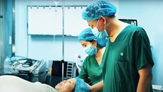 Bác sĩ Cao Hữu Thịnh trong một clip tại phòng khám điều trị cho bệnh nhân hiếm muộn.