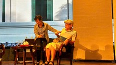 Nghệ sĩ Trung Dân (phải) vai cậu của nhà thơ Hàn Mặc Tử trên sàn tập vở "Hàn Mặc Tử"