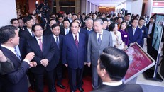 Tổng Bí thư Tô Lâm cùng các đồng chí Lãnh đạo Đảng, Nhà nước tham quan khu trưng bày sản phẩm công nghệ số của Agribank tại Hội nghị toàn quốc về đột phá phát triển khoa học công nghệ, đổi mới sáng tạo và chuyển đổi số quốc gia