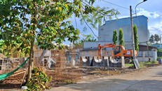 Tại Dự án Nâng cấp đường và lắp đặt hệ thống thoát nước đường 12, phường Trường Thạnh, nhà thầu đúc hố ga, gối cống ven tuyến đường thực hiện dự án.