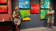 Điêu khắc gia lão làng Phạm Văn Hạng (bìa trái) đến thưởng ngoạn "Gió qua ký ức"