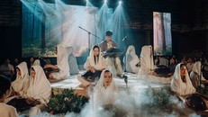 Nghệ sĩ handpan Tuấn Việt đang tạo ra tần số rung động âm thanh đặc biệt với những chiếc trống