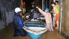 Người dân thành phố Đà Nẵng dọn đồ chạy tránh lũ