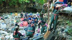 TP.HCM: Vớt rác, dọn bùn ở kênh Hy Vọng