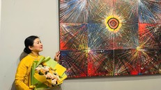 Nghệ sĩ Linh Huyền bên tác phẩm "Vũ trụ nổ"