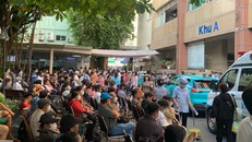 Bệnh viện Đại học Y dược TP.HCM hơn 6 giờ sáng đông đúc người đến khám bệnh.