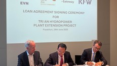 Lãnh đạo EVN và KfW đại diện ký kết hiệp định vay