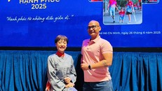 Nghệ sĩ Hồng Ánh và kình ngư Nguyễn Hồng Lợi tại buổi hưởng ứng chương trình "Việt Nam hạnh phúc - Happy Vietnam 2025" tại TPHCM.