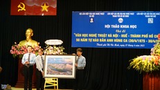 Kiến trúc sư Nguyễn Trường Lưu (bìa phải), Chủ tịch Liên hiệp các Hội Văn học nghệ thuật TP.HCM tặng bức ảnh kỷ niệm cho nhà thơ Hồ Đăng Thanh Ngọc, Chủ tịch Liên hiệp các Hội Văn học nghệ thuật TP. Huế