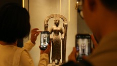 Tượng Nữ thần Durga (văn hóa Óc Eo) có niên đại thế kỷ VII – VIII. Hiện vật thuộc Bảo tàng Lịch sử TP.HCM, được công nhận Bảo vật Quốc gia năm 2013. 