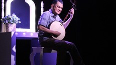 NSƯT Hữu Châu trong vai Ba Hoài – vở Giáng Hương, vai diễn anh tâm đắc và vinh dự khi được thể hiện lại tác phẩm từ kịch bản Sân khấu về khuya gắn liền với tên tuổi “má Ba” của mình – “nữ hoàng sân khấu” Thanh Nga. Ảnh: Minh Khang