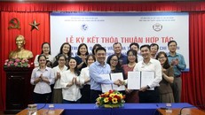 Phó giáo sư, tiến sĩ Lâm Nhân – Hiệu trưởng Đại học Văn hóa TP.HCM (bên trái) và ông Trần Minh Công – Phó Giám đốc phụ trách Bảo tàng Mỹ thuật TP.HCM trao bản thỏa thuận hợp tác