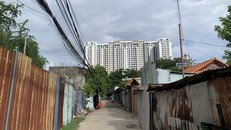 Dãy nhà tạm thuộc khu C, đối diện là dự án chung cư của DIC tại Khu Trung tâm Chí Linh.