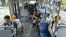 TP.HCM: Người dân trải nghiệm dàn xe buýt điện vừa lăn bánh