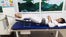 Tiến sĩ Hồ Xuân Mai điều trị tại Viện Y dược học Dân tộc.