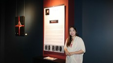 Nữ họa sĩ Phương Lương tại triển lãm. Ảnh: TRÀ TRƯƠNG